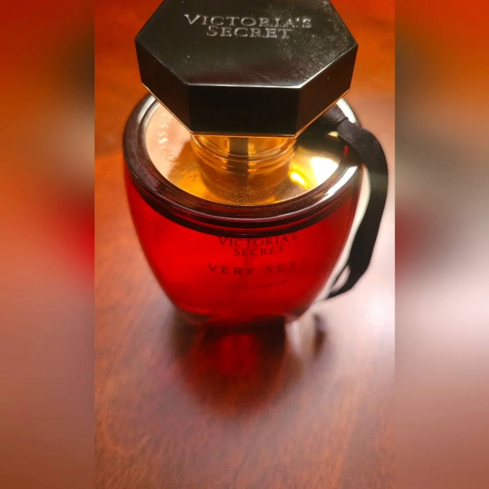 Victoria's Secret VERY SEXY PARFUM 3.4 OZ - Picture 1 of 3